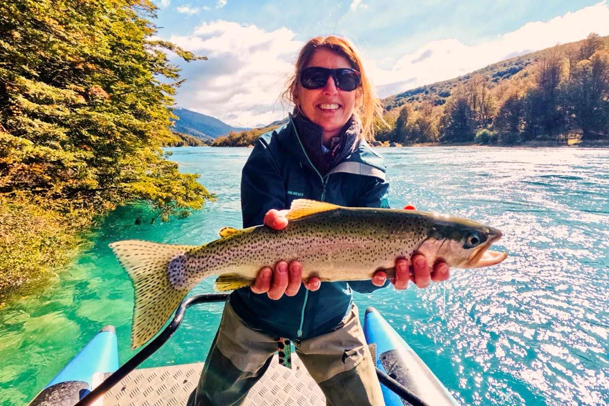 Shannon Riley with a Río Baker rainbow trout.