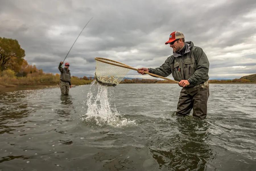 Montana fly fishing with streamers Fishing streamers is a fun way to catch fish while fishing for trout. Success is often rewarded to those who are persistent, but also have a little bit of luck.