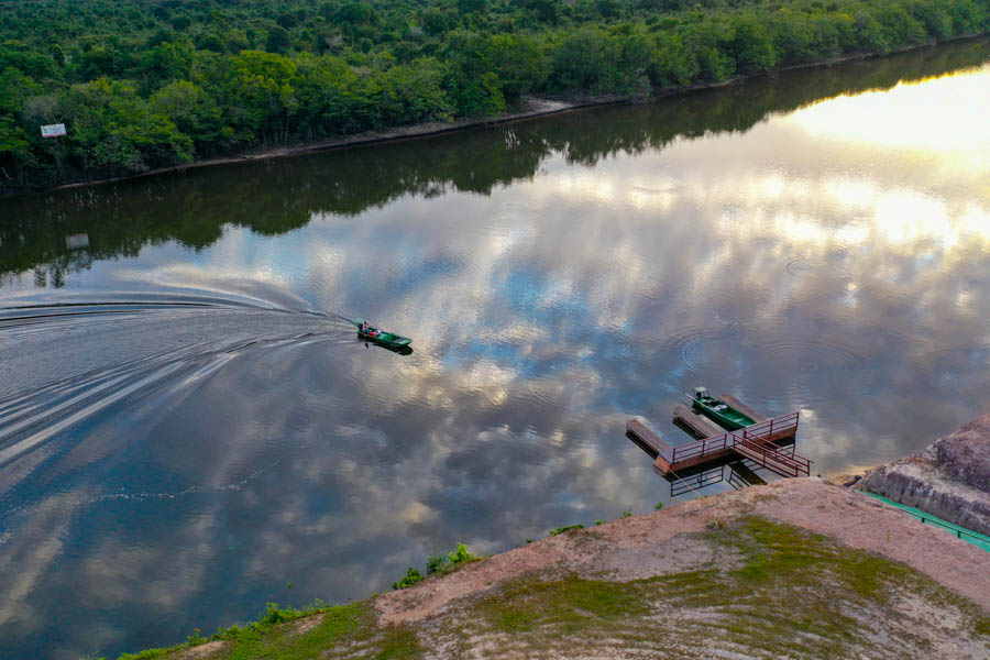 Each morning anglers meet their guide for the day at the docks in front of the lodge. Each guide operates a large beat of the river (10-12 miles). Each day of the trip anglers visit new waters